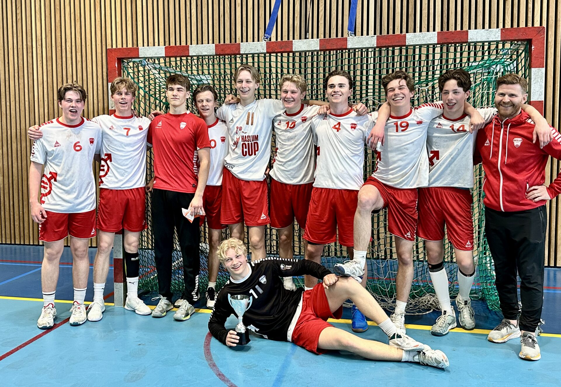 Ubeseirede vinnere av B-sluttspillet 2023/24. Foto: Monica Yvonne Heier Einerkjær.